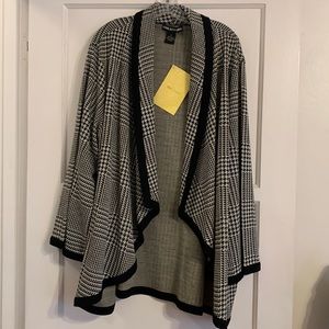 Nina leonard black and white, houndstooth cape , NWT. Size 3X